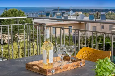 a bottle of wine and two wine glasses on a table at Casa Kamara in Kounoupidhianá