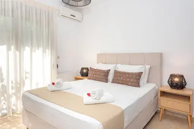 a bedroom with a bed with towels on it at Casa Kamara in Kounoupidhianá